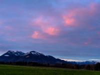Zartes Morgenleuchten über Zellerhorn bis Hochries, rechts Wendelstein
